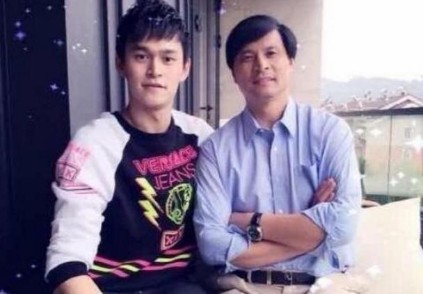 一起來看看孫楊的豪宅，餐桌上的飯菜非常豐盛，衣柜里都是泳褲