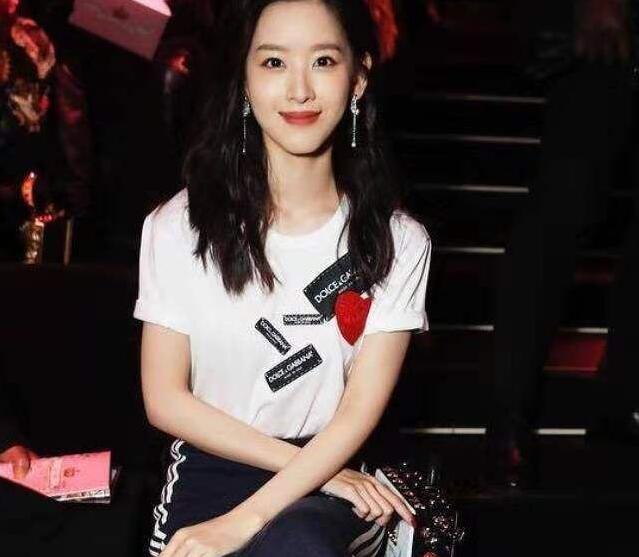 只比刘强东大五岁的岳母, 究竟有多美?