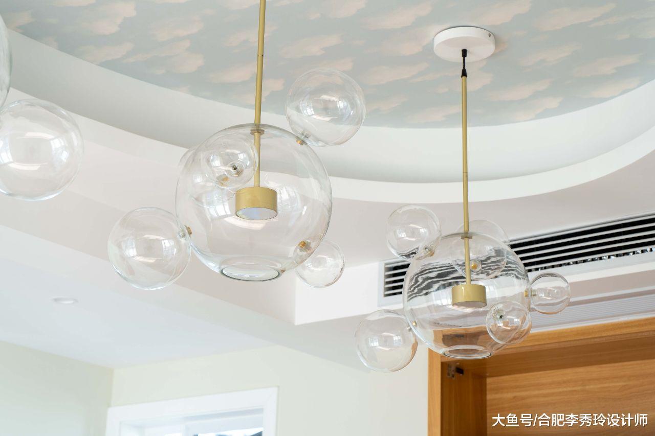 天花板做吊頂，如何讓人眼前一亮？業主貼完墻紙，連設計師都夸好！