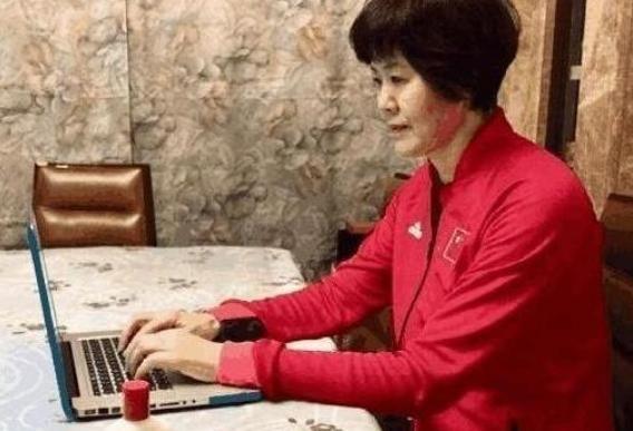 一起參觀郎平住的豪宅，非常喜歡用紅木餐桌，很鐘愛傳統文化