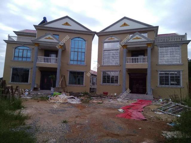 全村争议最大的房子，外墙全是黑色石头，你见过这样的吗？