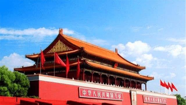 天安门重修时，一群专家警卫包围了一个破木盒，打开后众人很兴奋