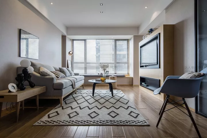 87平的原木风小户型二居室，电视背景墙趣味十足