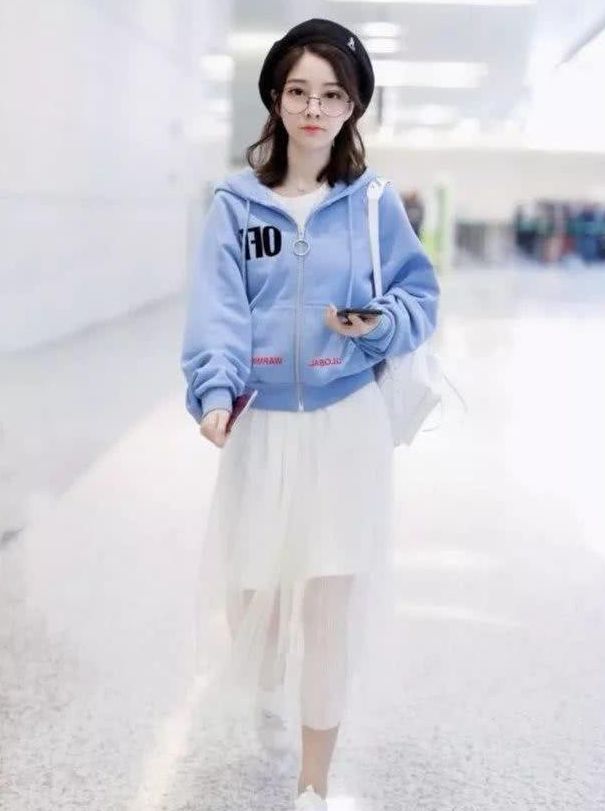 丝袜裤已彻底out了，看一看冯提莫的“丝袜裙”，凹出逆天大长腿