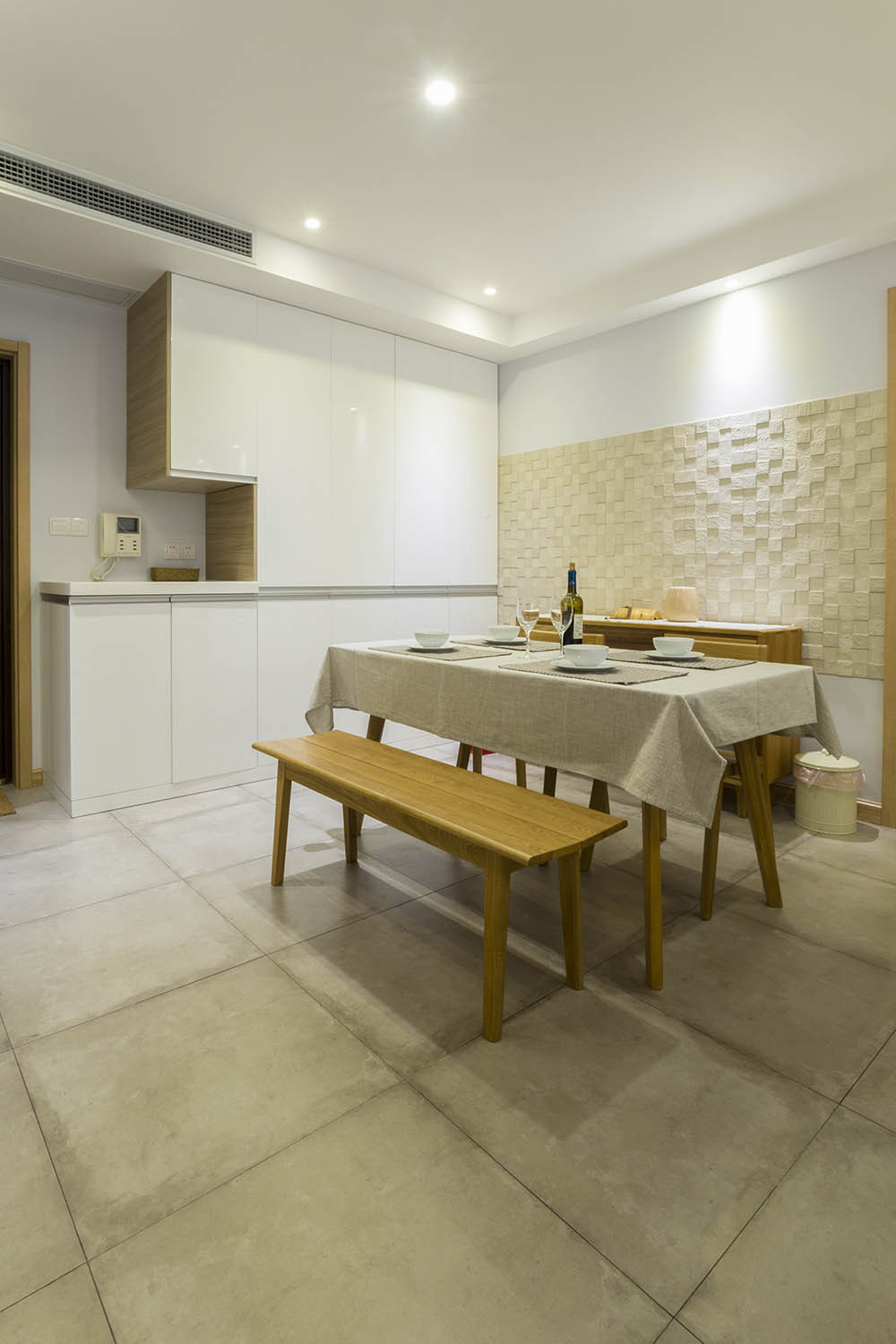 新房现代简约风装修，过道做成一整面柜子，这收纳能力真是强！