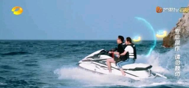 王鹤棣带杨紫骑摩托艇，小猴子“肉体在飞灵魂追”