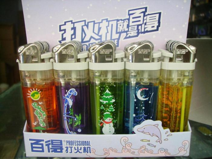 男子在厕所看到打火机，不小心摔烂后，让他看的直犯恶心！