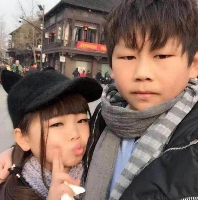 袖珍人夫妻上街被误认为小孩早恋, 两人背后幸福生活让人羡慕!