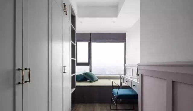 精致轻奢的101平美式三居，宝蓝色定制橱柜获赞一片！