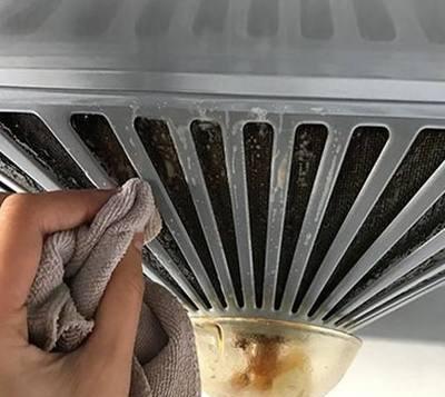 油烟机油腻腻千万别用热水擦，30年老保姆支一“奇招”，3秒干净如新