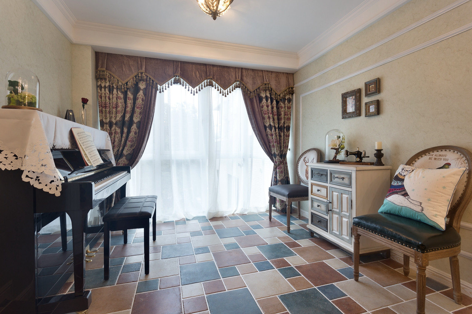 端庄优雅的美式风大复式楼，楼梯转角处的飘窗好雅趣！