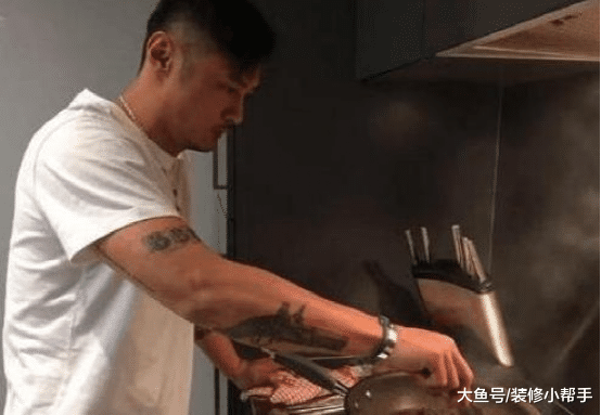 余文乐在香港的豪宅，周边风景真好，客厅就能俯瞰维港