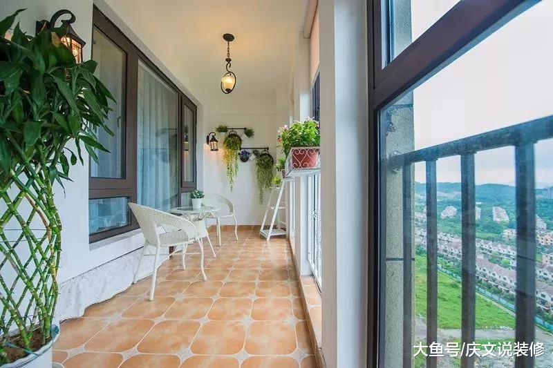 阳台地面铺什么好看？选择对了让不大的阳台瞬间惊艳！