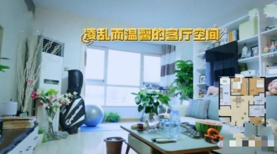 晒晒翟颖住的豪宅，平时很少住在这里，客厅物品杂乱摆放