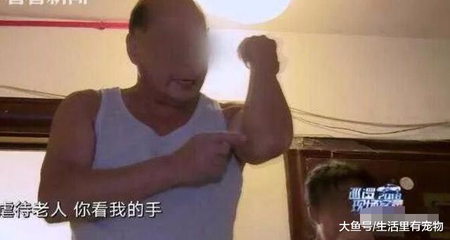 孩子寫作業時被媽媽訓哭，爺爺看不過與媽媽爭執，最后還動手了！