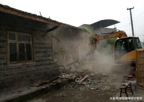 和姐姐商量一人拿24万回农村替父母建房养老, 姐夫反对无效生闷气