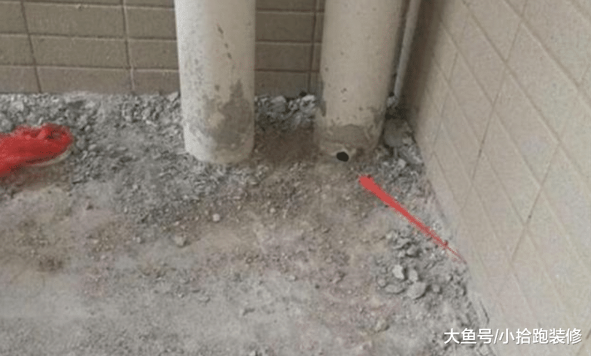 下水管有个洞，邻居对此很恼火，而师傅却说邻居得感谢他