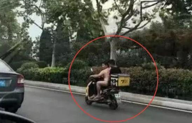 外賣小哥“裸身”騎車送餐? 路人發現后打算報警, 靠近后又直撓頭