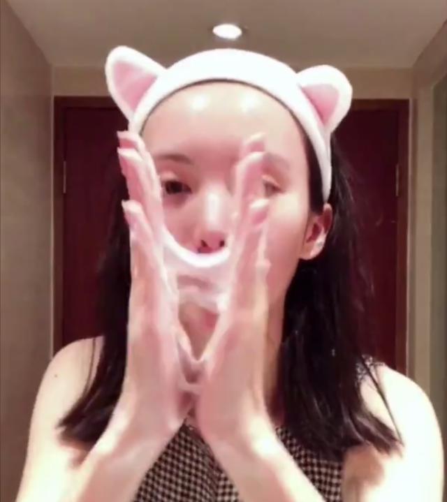 江疏影大方晒肥皂,素颜可以看见脸上的痣,傲人身材一览无遗