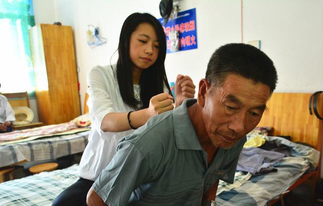 56岁男子，戒烟1年后，患上肺癌，医生：身体3处发疼，抓紧查肺CT