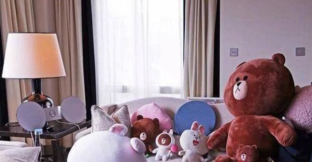 晒晒王思聪住的豪宅，装修造价过千万，连书房都放两台电脑