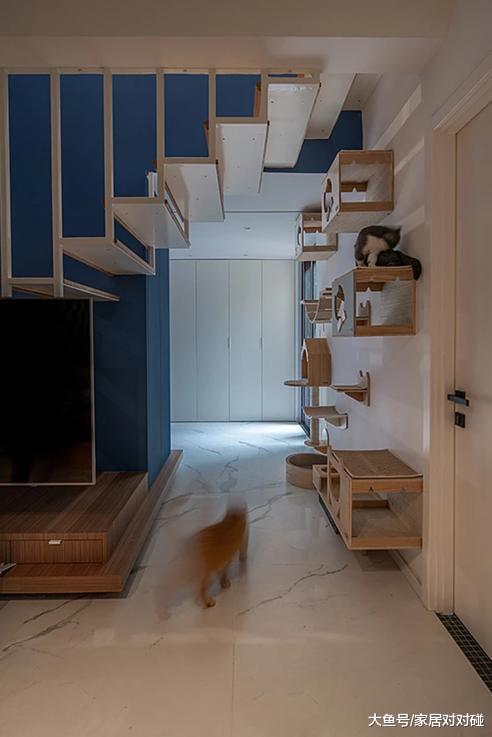 124㎡底樓“奇葩戶型”，裝出別墅范！客廳設計實用極了，曬曬全屋