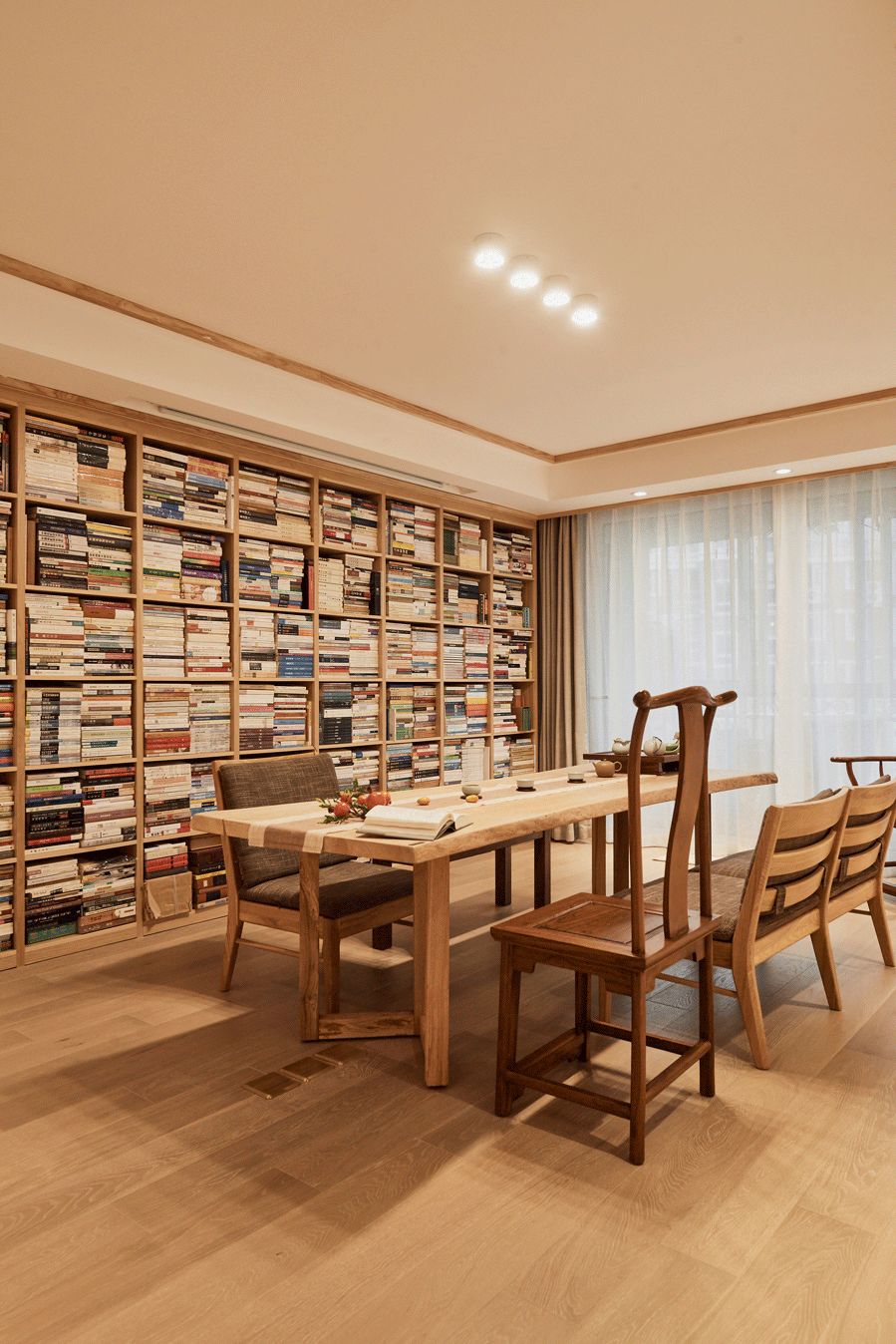 130㎡原木简约，客厅没沙发，满屋是书架，教授家就是不一样！