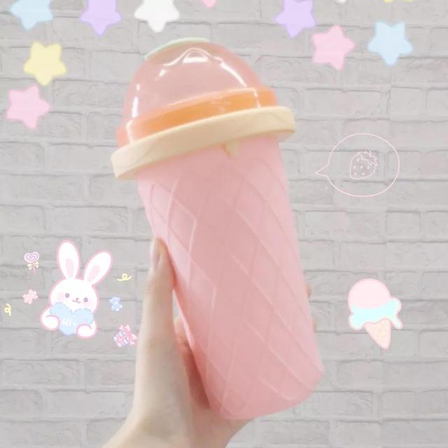 教你2分钟怎么做出好吃又降暑的冰沙，爆款捏捏杯！把果汁倒杯子里，只需捏一捏