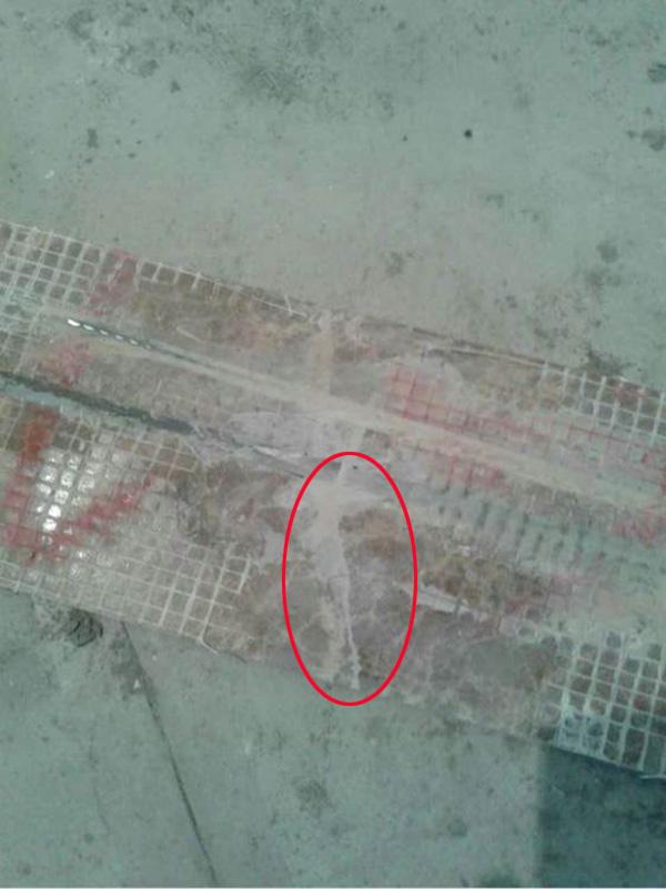 工人一脚踩烂了门槛石，商家说这锅我不背，是你干铺惹的祸！