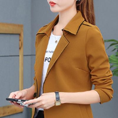 建议70女人：别穿花花绿绿的了，瞧这新款薄风衣，洋气特显年轻