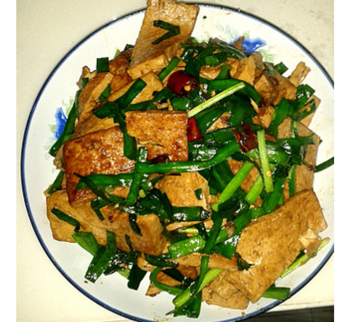韭菜烧豆腐，特别好吃，老人小孩都爱吃，老婆能吃一大锅