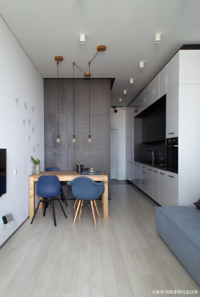 单亲妈妈带孩子住35㎡老房，厨房放玄关阳台抬高20公分，终于有卧室了