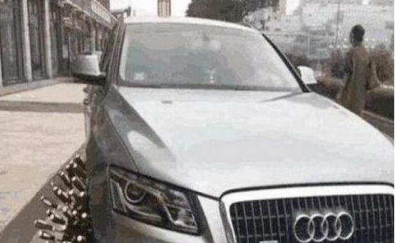 女司机将豪车停超市门口2小时，后车轮胎却变了样，网友：真大胆