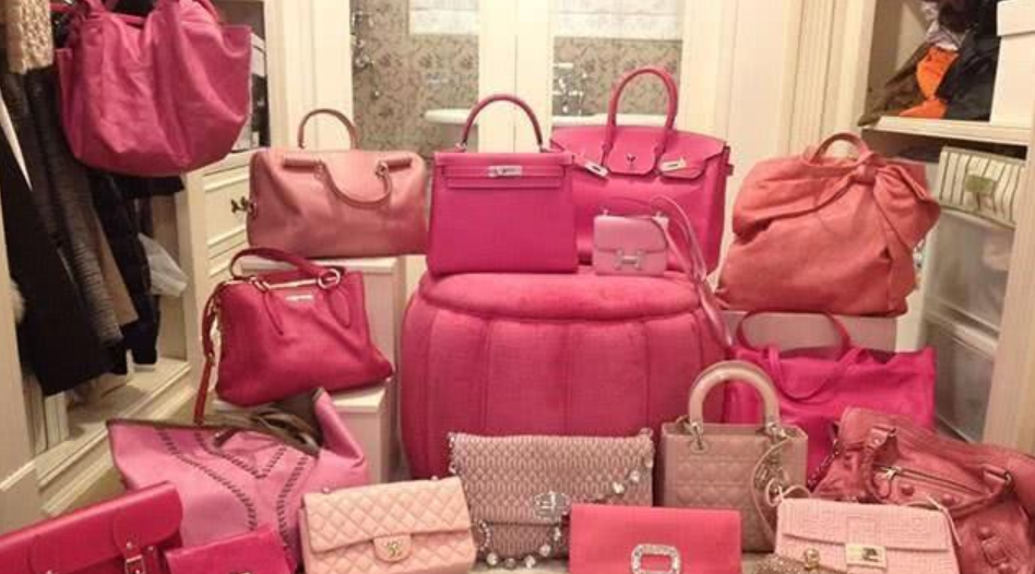 晒晒吴佩慈住的豪宅，衣帽间名牌包包堆积如山，老公太有钱