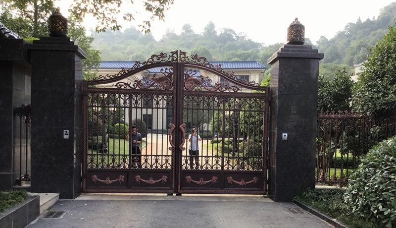 钢铁柔情，你家别墅需要这样的铝艺大门！