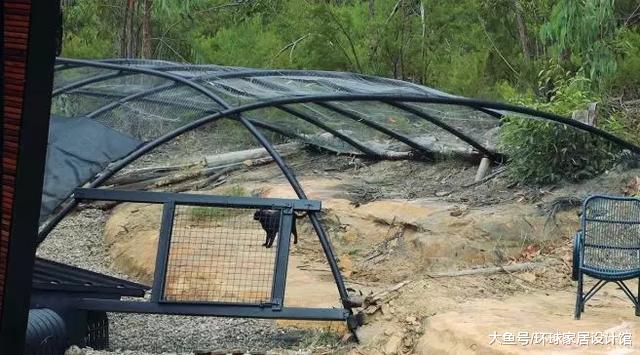 一对情侣在山上自建一栋20㎡小黑屋，两室一厅还带小院，羡煞旁人！