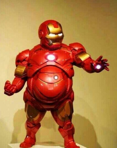 钢铁侠”领盒饭后开始放飞自我？近照啤酒肚明显，发际线也堪忧