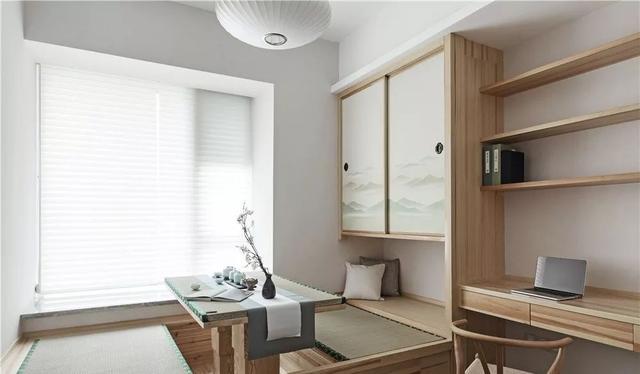 參觀同事新家，臥室背景墻這樣做收納柜，床頭柜都不用買了！