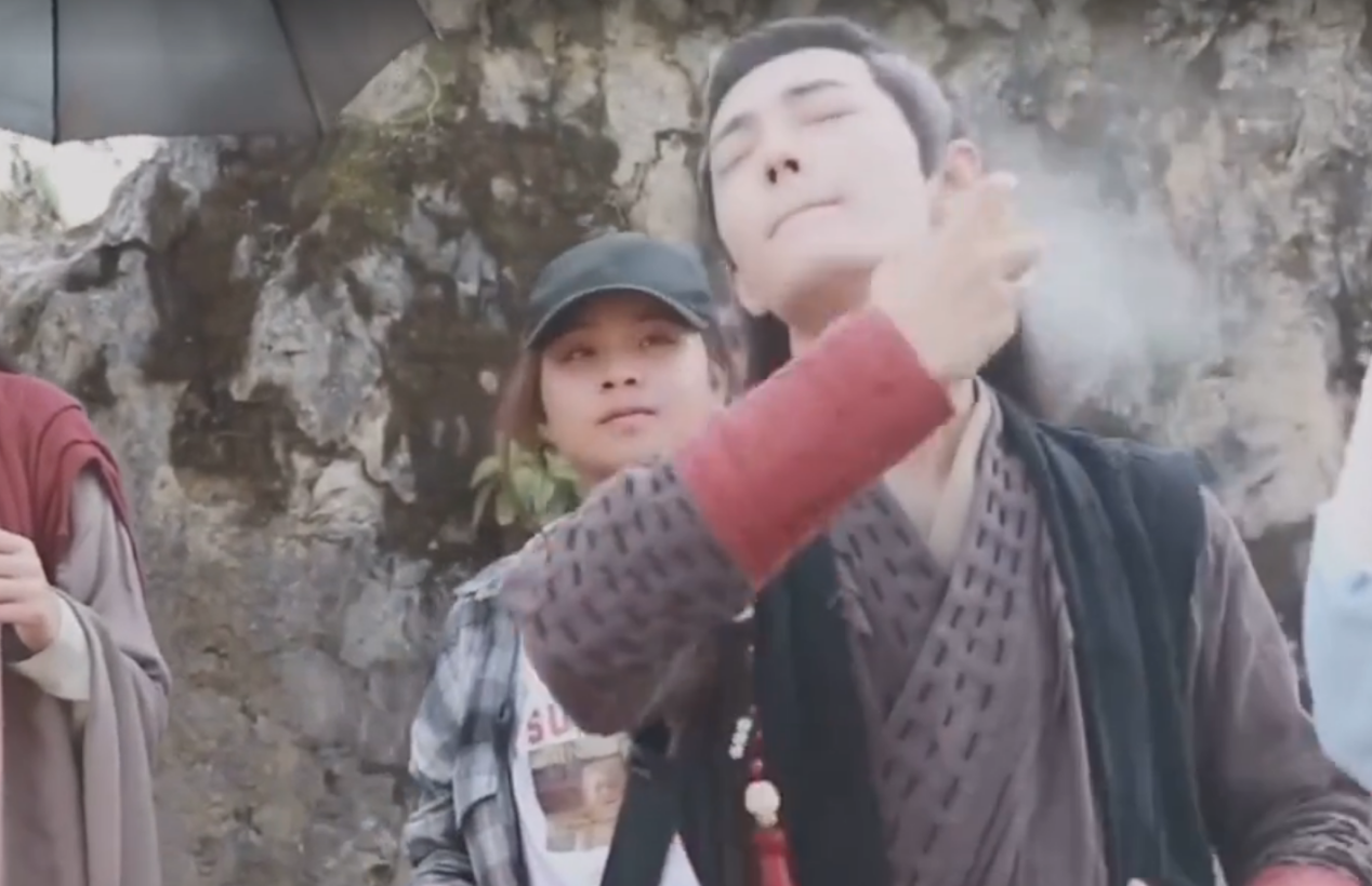 防晒喷雾|肖战和王一博喷防晒喷雾，一个温文尔雅，一个像在灭火