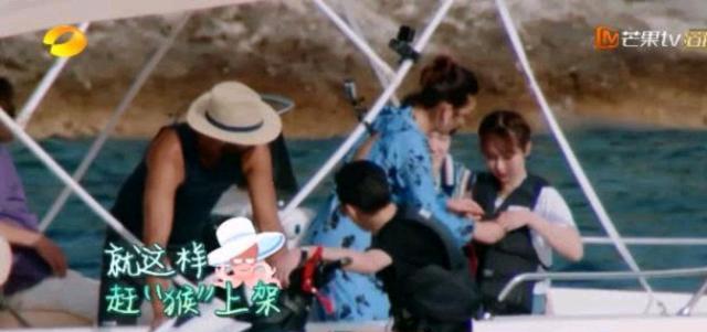 王鹤棣带杨紫骑摩托艇，小猴子“肉体在飞灵魂追”