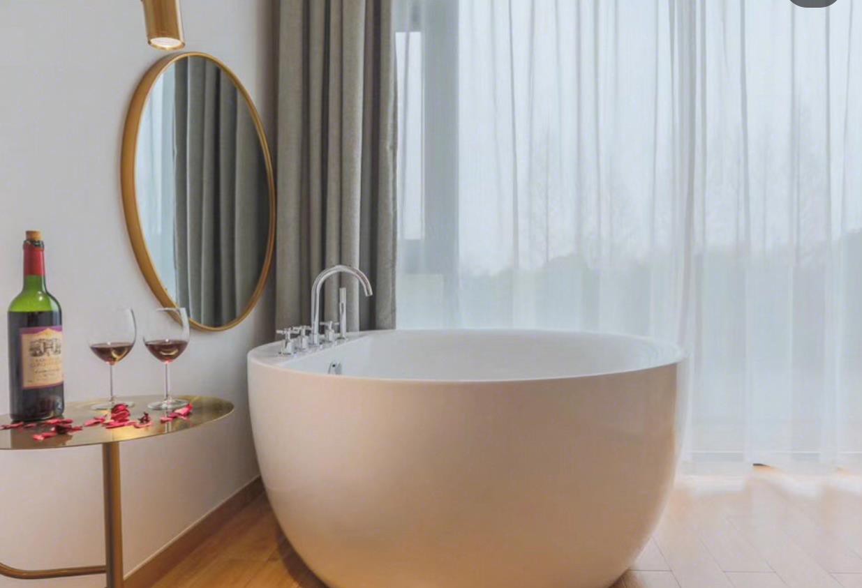 再小的浴室也该拥有浴缸，因为它的重要性仅次于床！