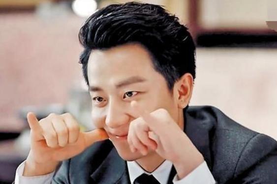 一起參觀黃軒住的豪宅，臥室里點蠟燭喝紅酒，平時也喜歡寫毛筆字