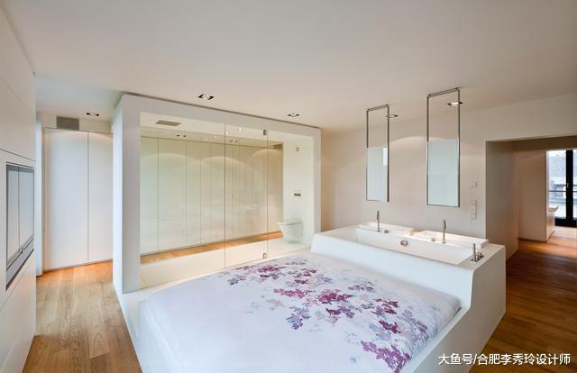 浴缸当床头, 2楼装玻璃楼板却不放家具, 这138平三层复式果然特别!