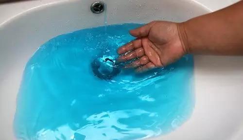卫生间污垢太多，发黄发臭难清洁？教你简单妙招，自己就能轻松除垢