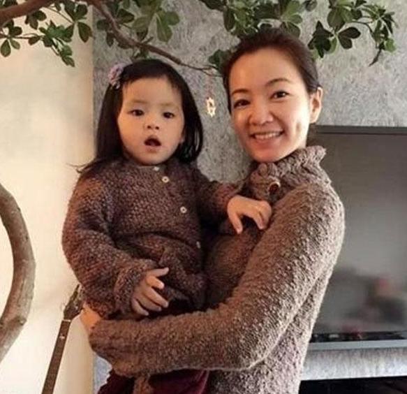 参观主持人阿雅的豪宅，头次见把院子改成儿童乐园，花园还有滑梯