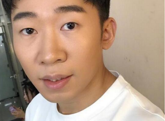 带你看看杨迪住的豪宅，平时在家负责下厨做饭，生活中也是好老公