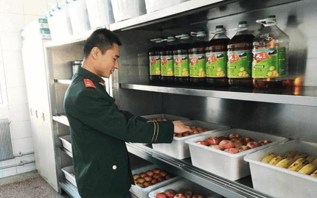 兵哥哥食堂有多整齐？面包片和八角不算啥，看到土豆丝：认输