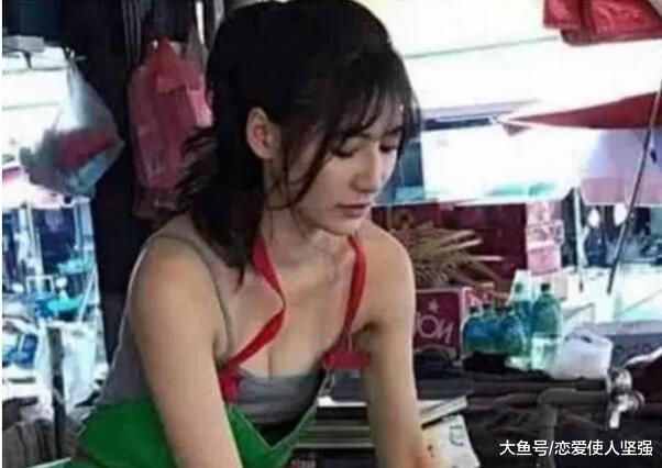 穿着暴露的低胸装卖鱼女子爆红网络，世风日下还是时代驱使？