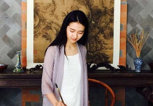 晒晒许龄月住的豪宅，卧室里面还有茶几和沙发，房子面积真是大