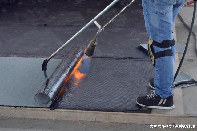 顶楼防水重做，师傅铺sbs防水卷材不要胶粘用火烤着铺，效果更好！